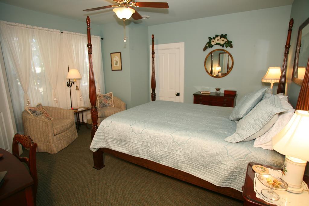C.W. Worth House Bed And Breakfast Уилмингтън Стая снимка